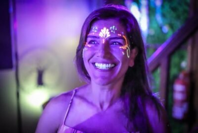 Maquillaje neón: qué es, cómo funciona y por qué triunfa en los eventos