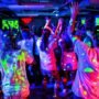 Glow Party: cómo organizar una fiesta flúor que todos recordarán