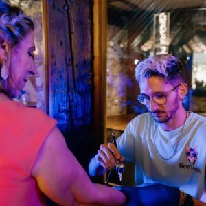 servicio de tatuajes temporales de fiestu. Tatuador tatúa a una señora